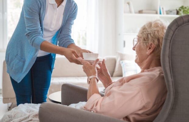 Những điểm chú ý để bổ sung nước cho người cao tuổi