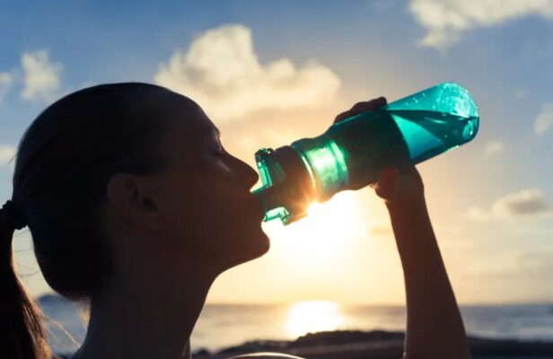 Đồ uống thể thao có phù hợp để bù nước?